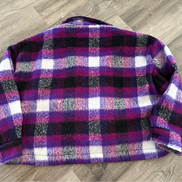 BLANKNYC BY THE FIREPLACE FELTED PLAID CROP SHACKET - Picture 4 of 8